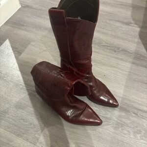 Elegant Burgundy Croc-Embossed Heeled Boots